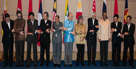 Ngoại trưởng các nước ASEAN đã nhất trí đoàn kết với nhau trong nỗ lực thúc đẩy Trung Quốc tìm kiếm một bộ quy tắc ứng xử ở Biển Đông.
